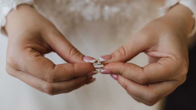 Noiva segurando aliança