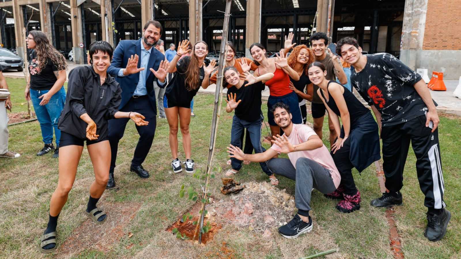 Prefeito Luiz Fernando Machado também plantou uma árvore no Bosque dos Artistas