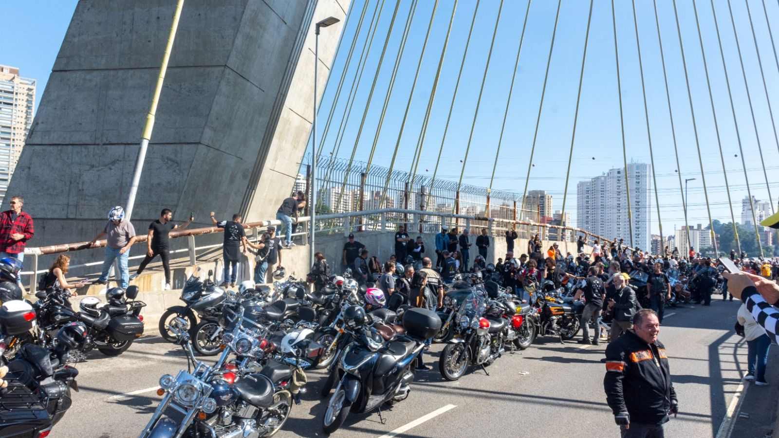 Motociclista do projeto ELA NAS RUAS