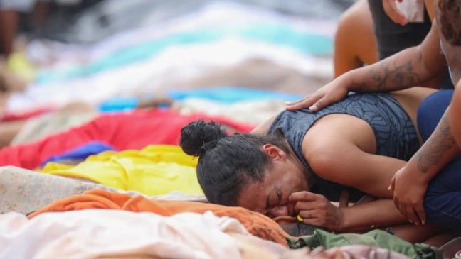 Mulher agachada chorando