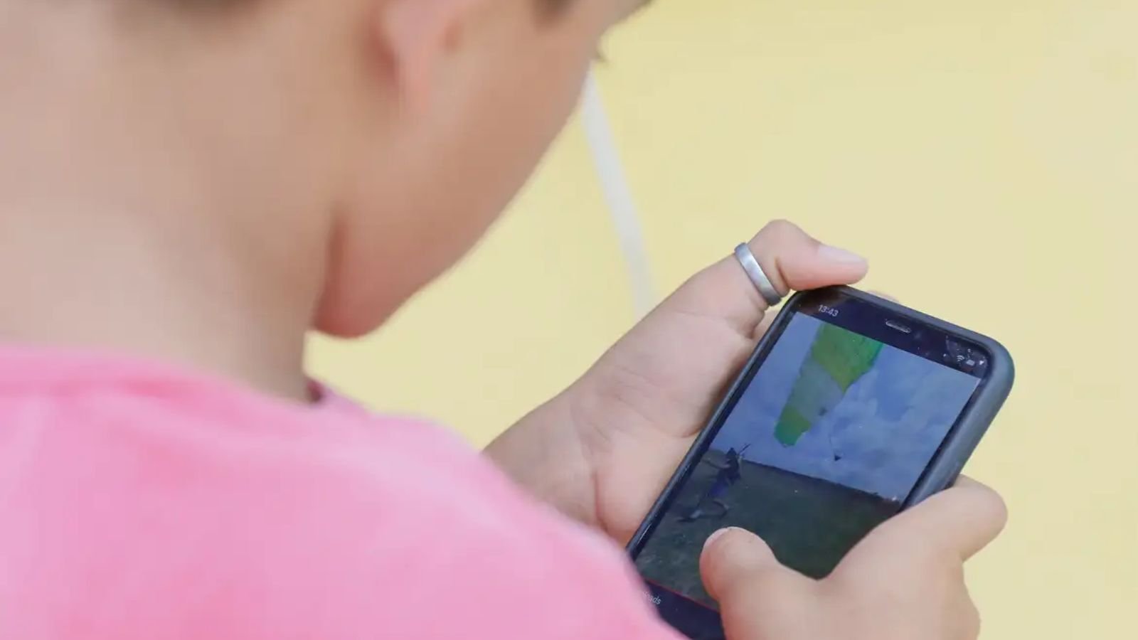 Imagem representando o uso de celular em escolas