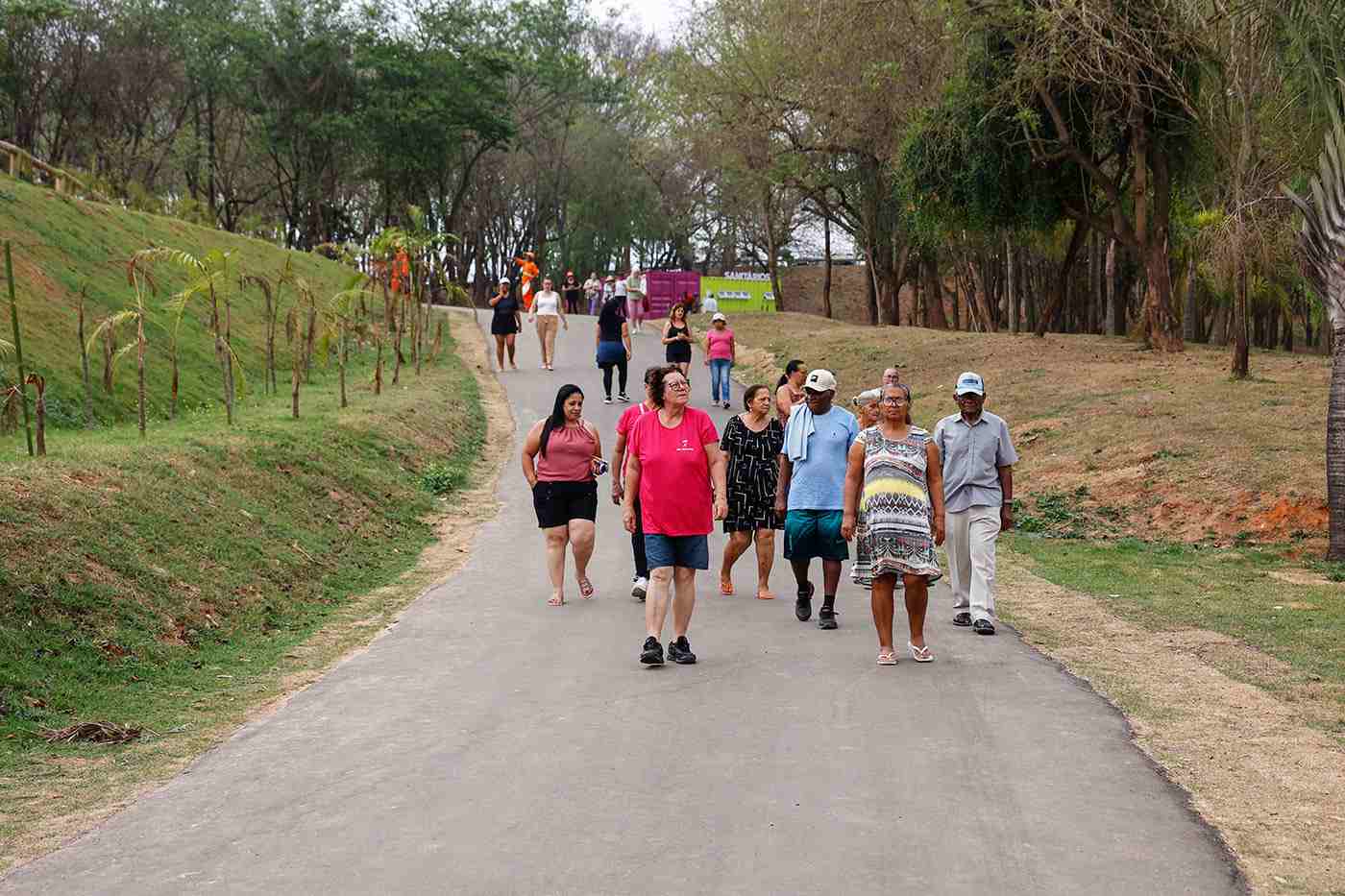 Idosos visitam o Espaço das Águas em Jundiaí durante atividade da Semana do Idoso promovida pela UBS São Camilo
