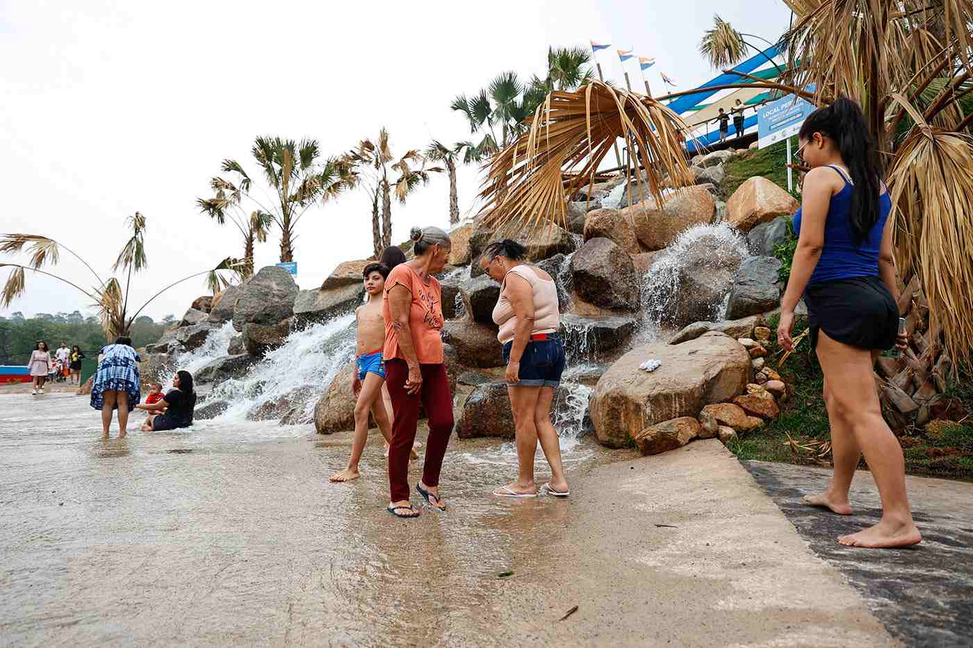 Idosos e visitantes aproveitam a cachoeira artificial no Espaço das Águas em Jundiaí durante atividade da Semana do Idoso