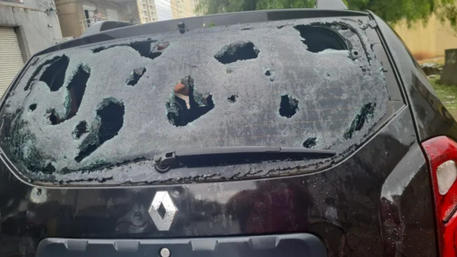 Carro destruído pela chuva de granizo