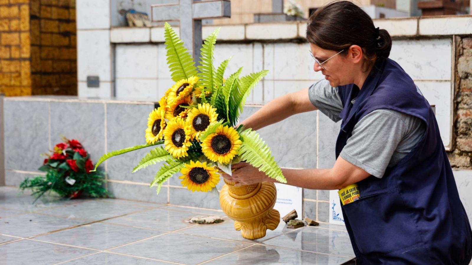 Agente da VISAM contra focos de dengue no cemitério