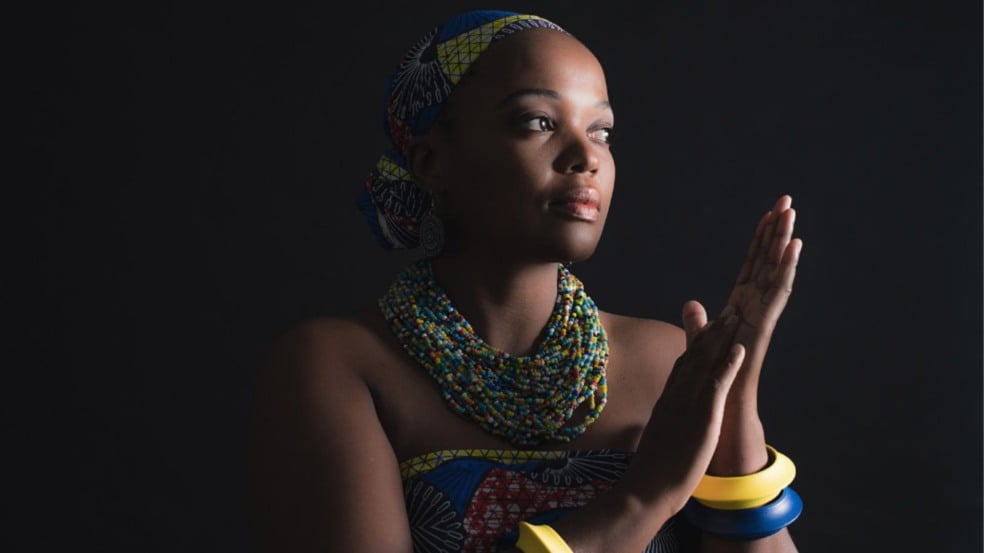 Mulher negra representando o Mês da Consciência Negra Mulher negra representando o Mês da Consciência Negra