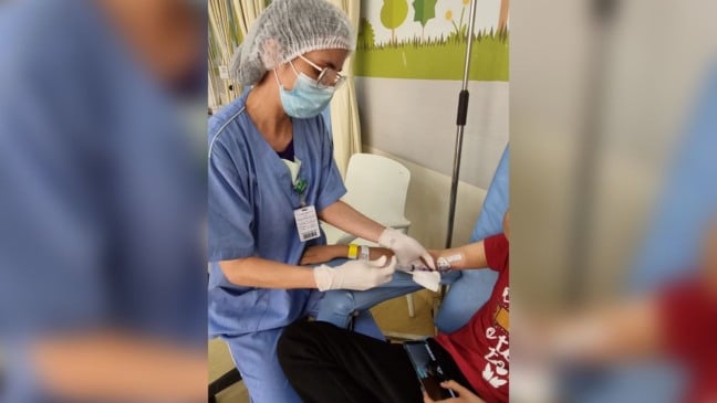 Jovem em tratamento contra o câncer infantil.