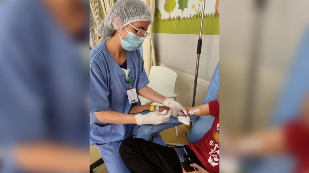 Jovem em tratamento contra o câncer infantil.