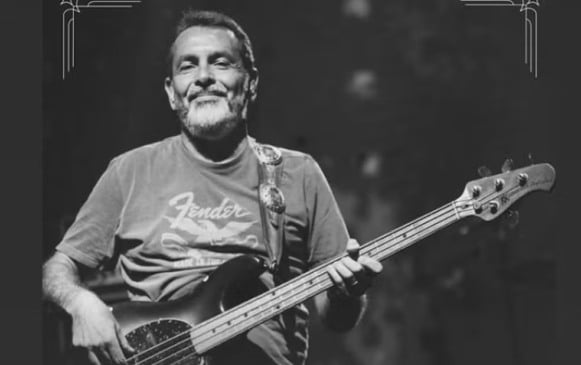 Renato Tommaso tocando baixo.