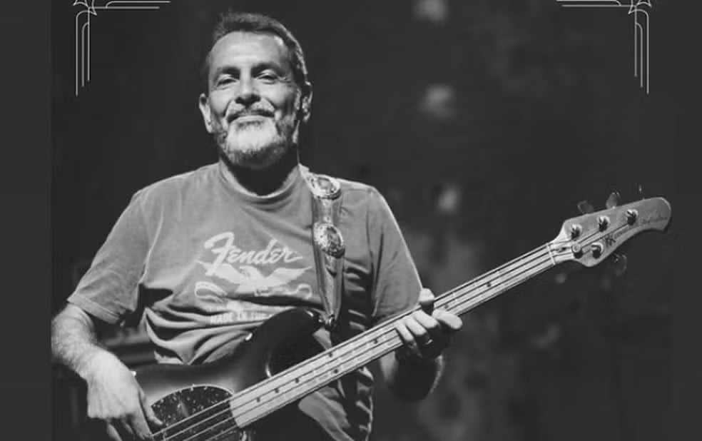Renato Tommaso tocando baixo.