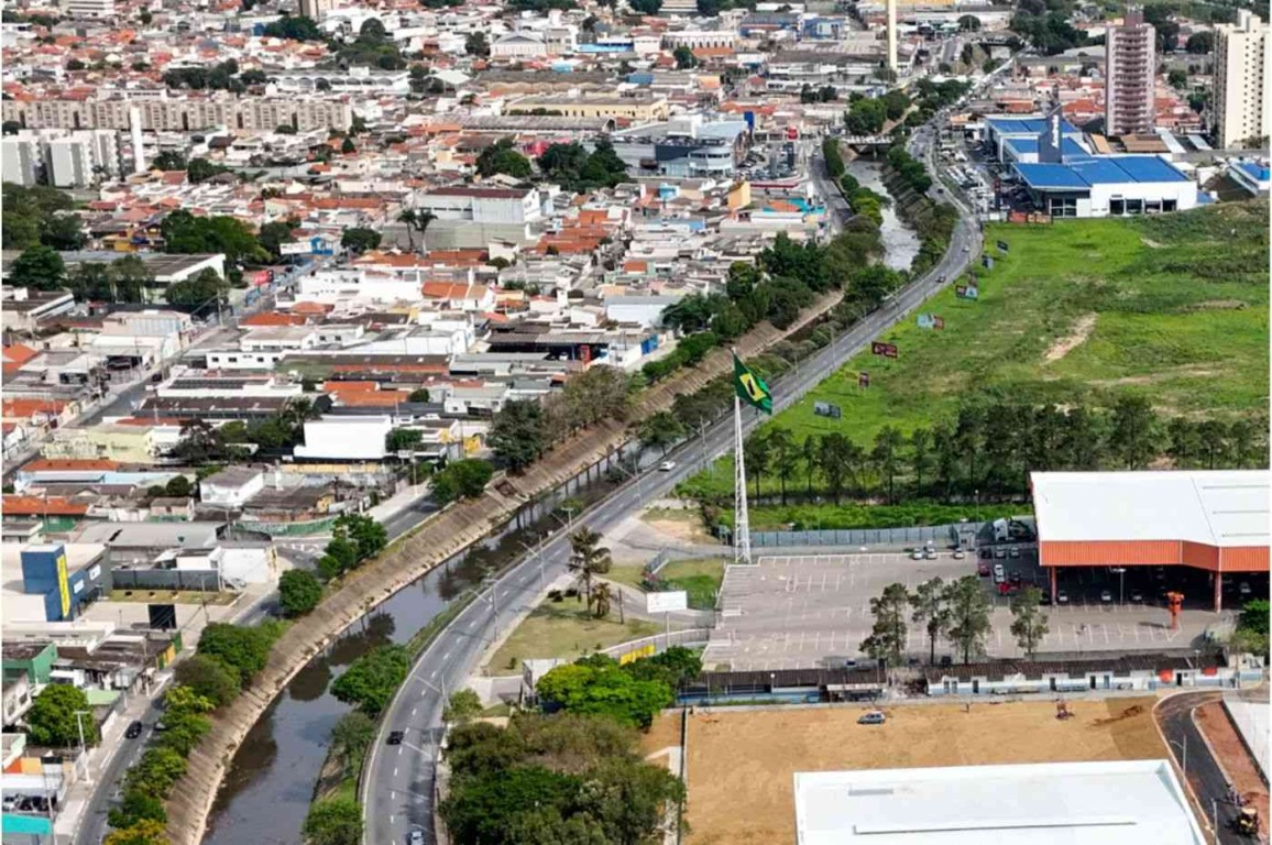Vista aérea da Avenida Antonio Frederico Ozanan em Jundiaí, mostrando o rio Jundiaí, prédios e área comercial ao fundo. Vista aérea da Avenida Antonio Frederico Ozanan em Jundiaí, mostrando o rio Jundiaí, prédios e área comercial ao fundo.