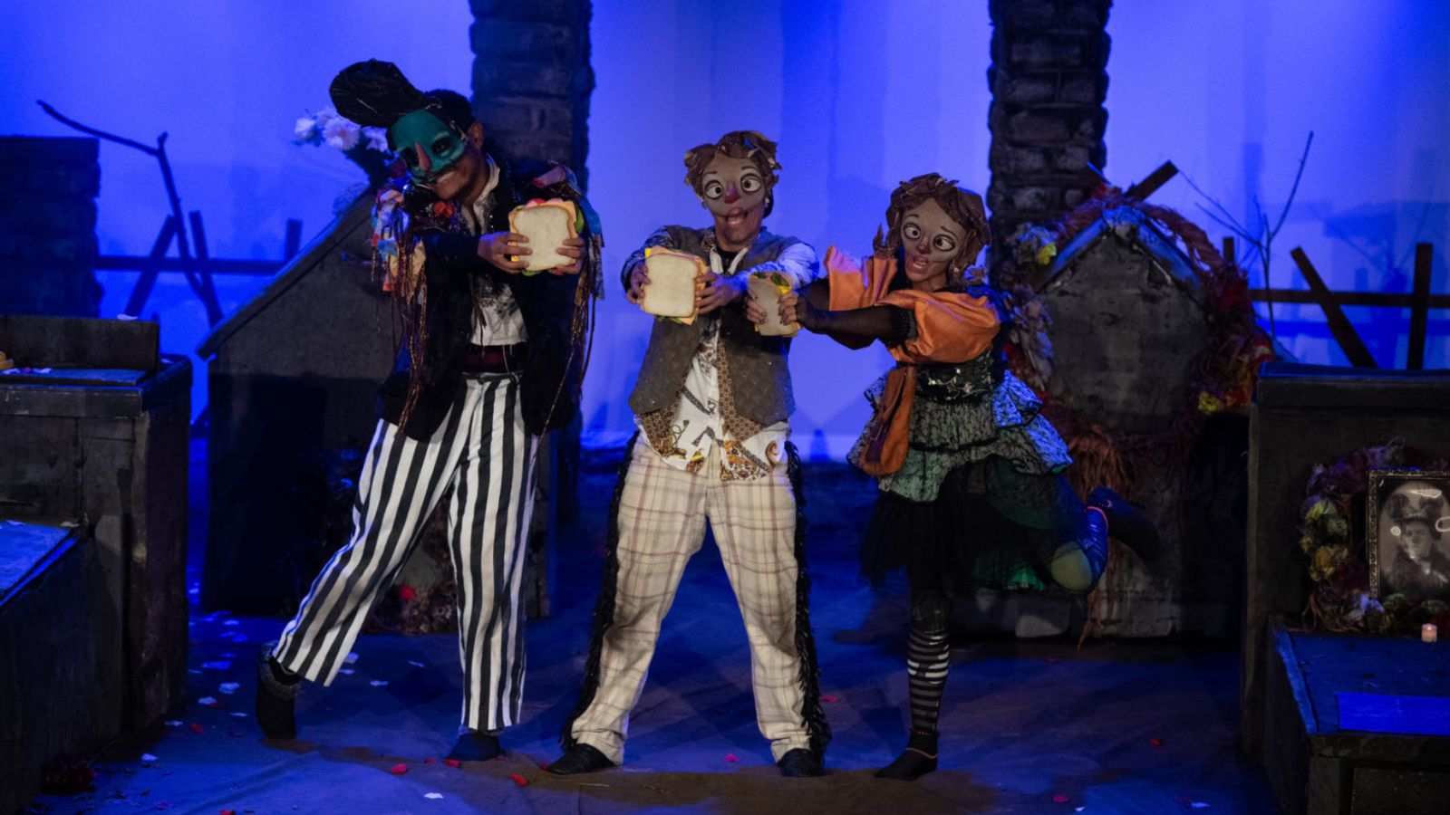 Atores da peça “R.I.P.” durante a Agenda Cultural de Dia das Crianças em Jundiaí