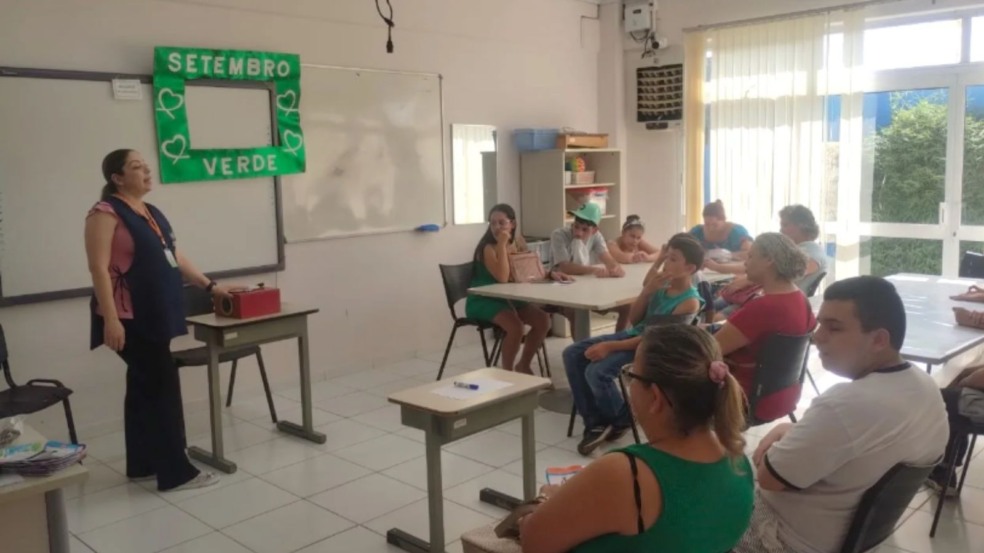 Setembro Verde da APAE Jundiaí traz evento sobre inclusão para pais de alunos. Sala de aula está cheia de pais e alunos. Setembro Verde da APAE Jundiaí traz evento sobre inclusão para pais de alunos. Sala de aula está cheia de pais e alunos.