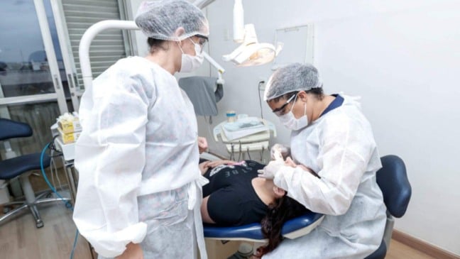 Atendimento odontológico em Jundiaí: dentistas dos Centros de Especialidades Odontológicas tratam paciente em consultório.