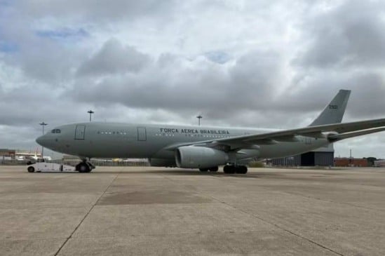 Avião da Força Aérea Brasileira em operação de repatriação de brasileiros no Líbano, estacionado na pista.
