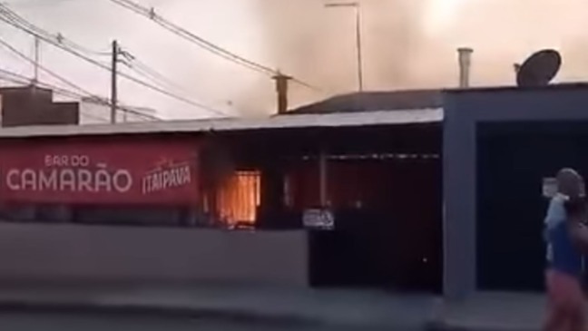 Bar do Camarão em chamas. Bar do Camarão em chamas.