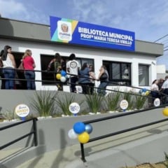Fachada da nova Biblioteca Municipal Prof.ª Maria Teresa Virillo, em Itupeva, com pessoas na entrada e decoração com balões coloridos. Fachada da nova Biblioteca Municipal Prof.ª Maria Teresa Virillo, em Itupeva, com pessoas na entrada e decoração com balões coloridos.