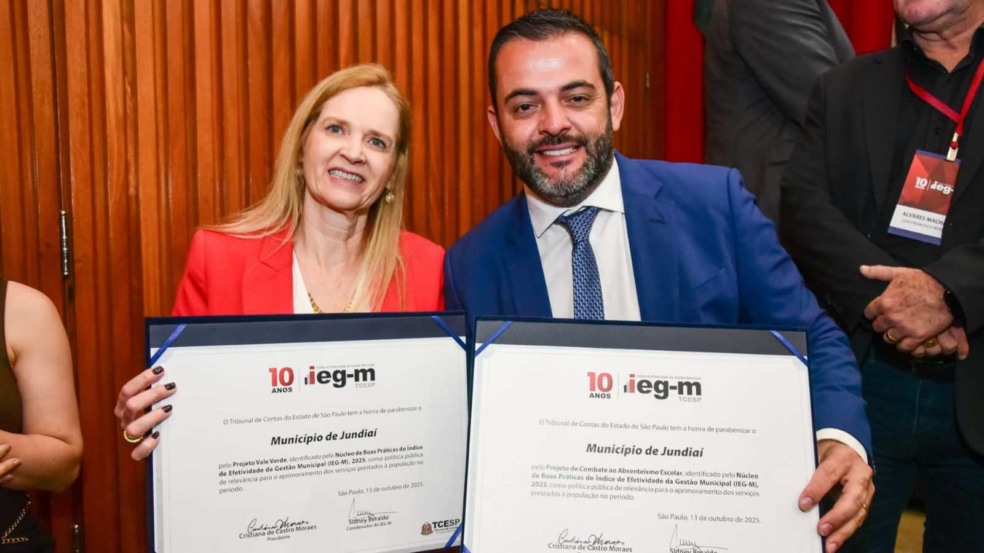 Prefeito de Jundiaí e presidente do TCESP exibem certificados por boas práticas em educação pública durante cerimônia do IEG-M.