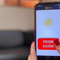 Tela do aplicativo SOS da Muralha Digital Sentry em um celular, mostrando o botão vermelho "PEDIR AJUDA" para acionamento em emergências.