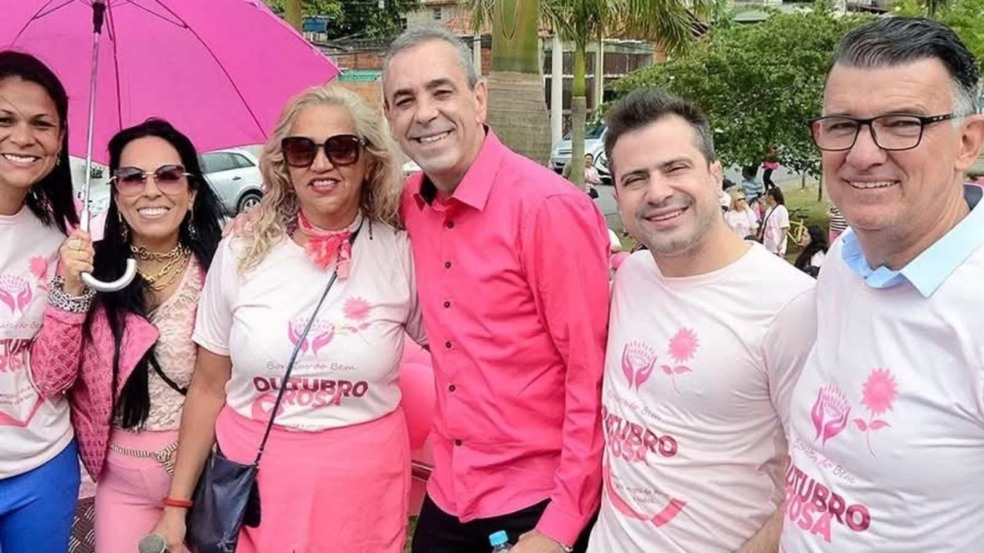 Grupo de participantes da Caminhada das Bunitas do Bem, vestindo rosa e sorrindo, durante o evento Outubro Rosa em Várzea Paulista.