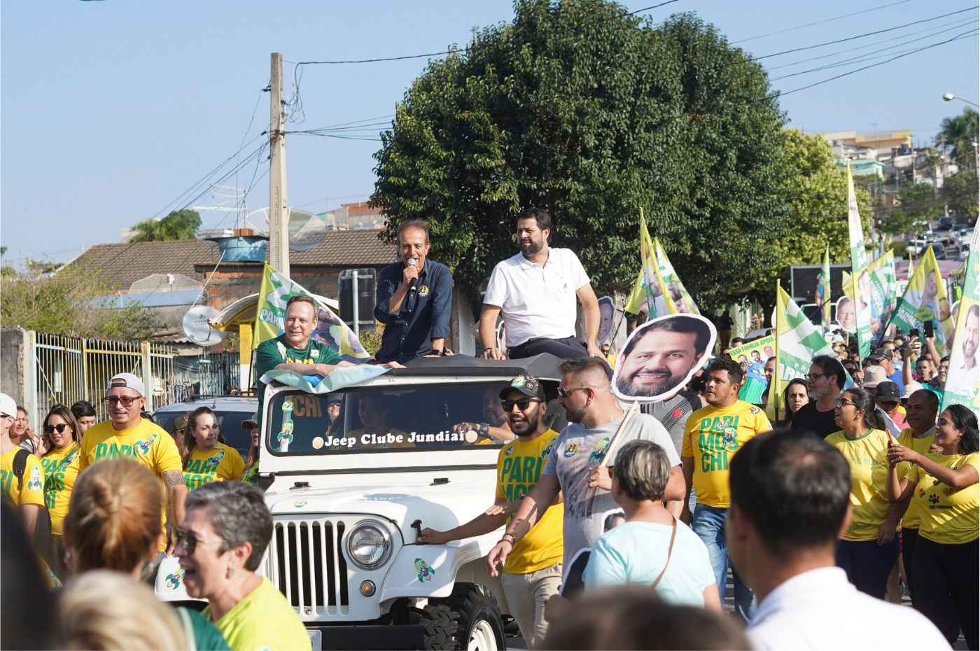 José Antonio Parimoschi participa de carreata em Jundiaí com apoiadores e figuras políticas, em evento de campanha pela prefeitura.