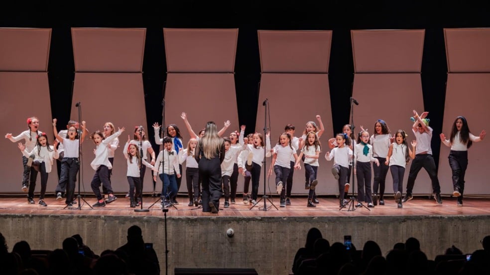 Crianças do Coral Infantojuvenil Cidade das Crianças se apresentam animadas no palco da Sala Glória Rocha, em Jundiaí, sob regência de maestrina. Crianças do Coral Infantojuvenil Cidade das Crianças se apresentam animadas no palco da Sala Glória Rocha, em Jundiaí, sob regência de maestrina.
