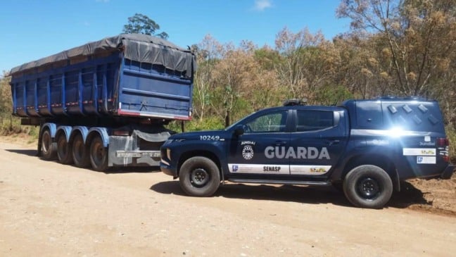 Carreta roubada em Jundiaí é encontrada pela Guarda Municipal durante patrulhamento próximo à Rodovia Anhanguera.