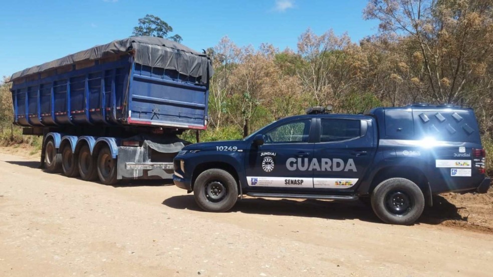Carreta roubada em Jundiaí é encontrada pela Guarda Municipal durante patrulhamento próximo à Rodovia Anhanguera.