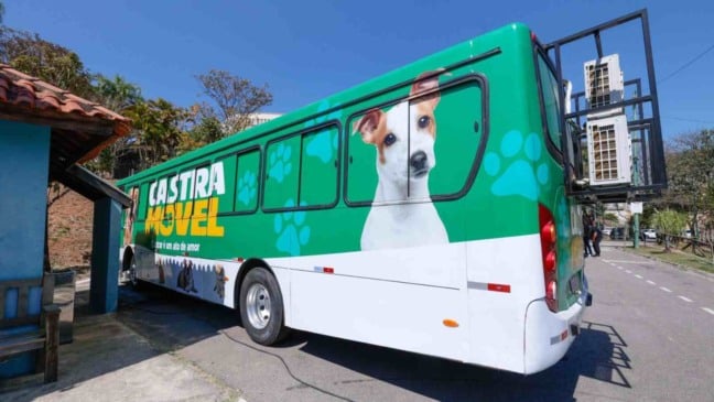 Ônibus do Castramóvel de Jundiaí estacionado, com arte gráfica de cachorro e slogan de incentivo à castração responsável.