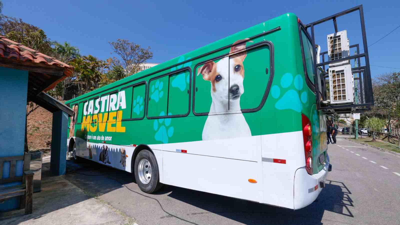 Ônibus do Castramóvel de Jundiaí estacionado, com arte gráfica de cachorro e slogan de incentivo à castração responsável.