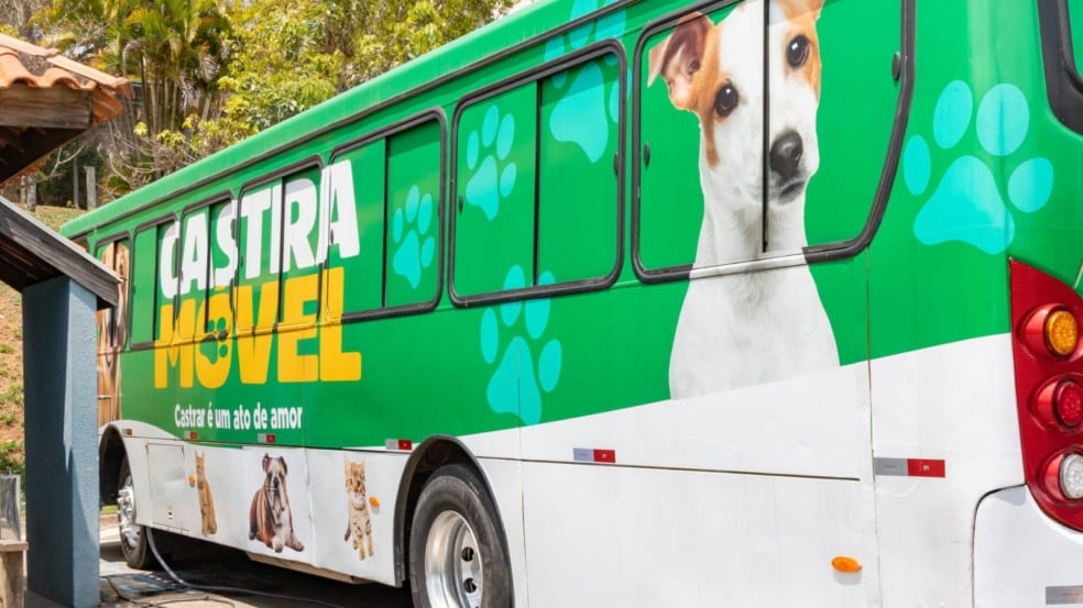 Ônibus verde do Castramóvel de Jundiaí com ilustrações de cães e gatos e o slogan “Castração é um ato de amor”. Ônibus verde do Castramóvel de Jundiaí com ilustrações de cães e gatos e o slogan “Castração é um ato de amor”.