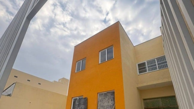Fachada do novo Centro Diagnóstico da APAE de Jundiaí, com parede laranja e estrutura moderna, prestes a ser inaugurado.