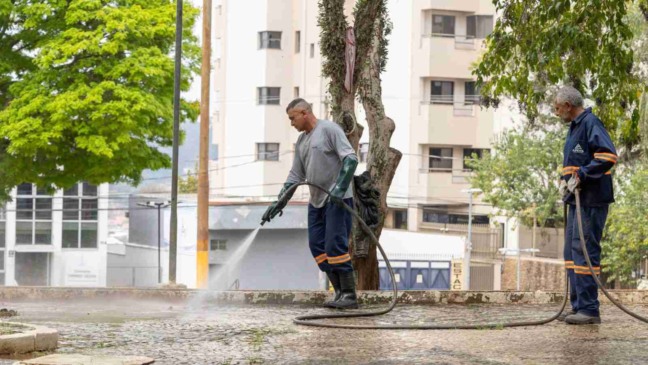 Trabalhadores realizam limpeza de calçada no Centro de Jundiaí durante ações do programa Quem Ama Cuida.