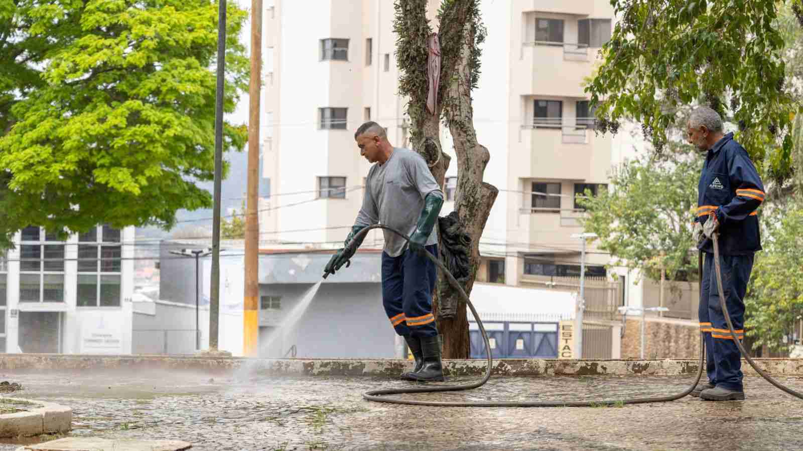 Trabalhadores realizam limpeza de calçada no Centro de Jundiaí durante ações do programa Quem Ama Cuida.