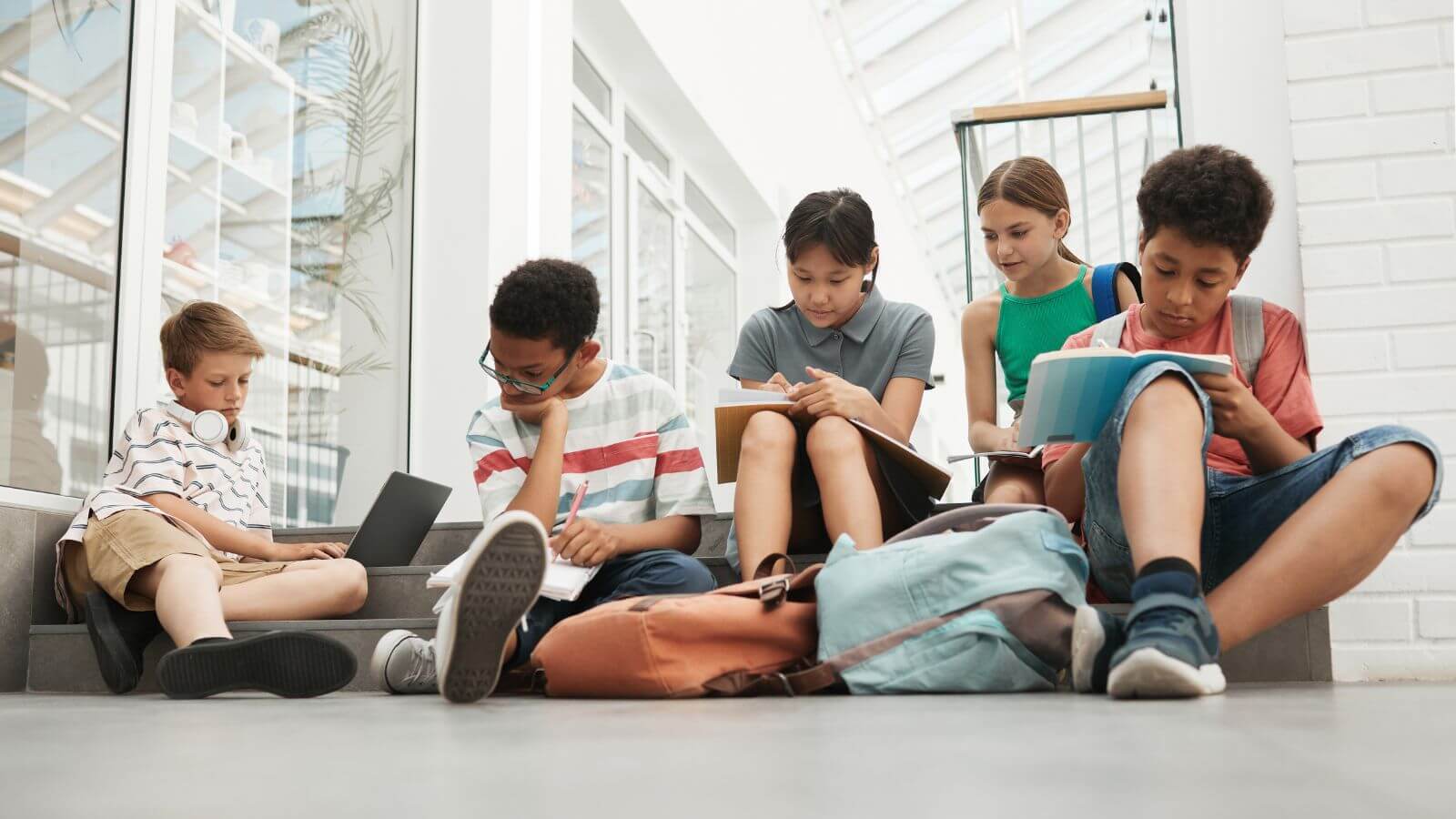 Pessoas estudando inglês