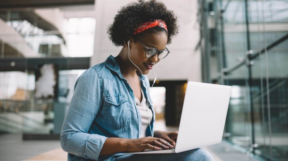 Pessoa estudando inglês