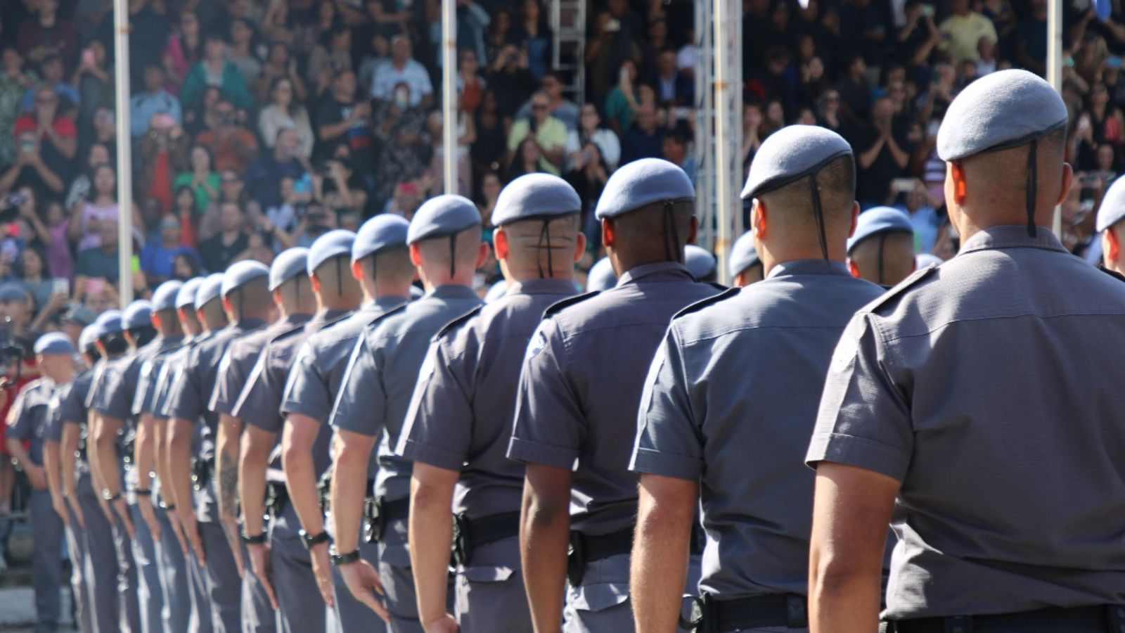 Soldados da PM de SP em formação durante cerimônia oficial pública.