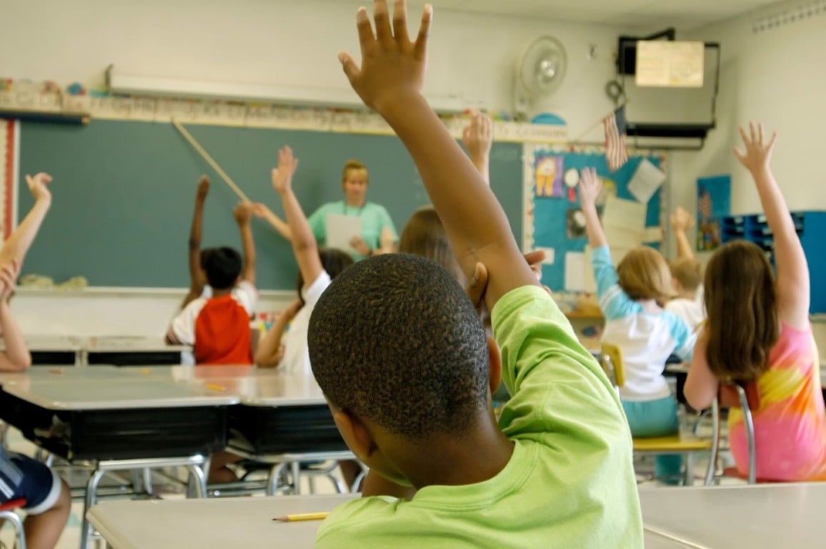crianças em sala de aula
