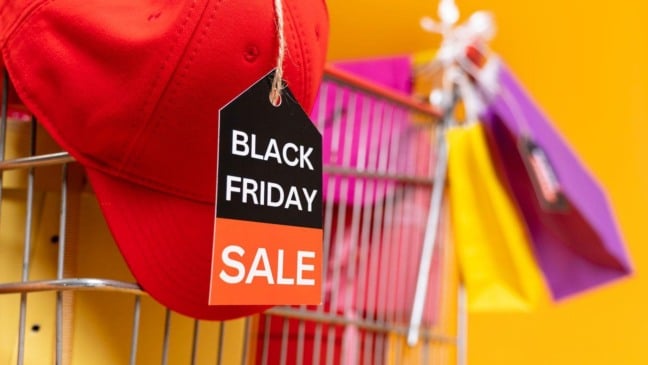 Etiqueta com os dizeres “Black Friday Sale” em boné vermelho, simbolizando curso gratuito para impulsionar vendas na Black Friday.