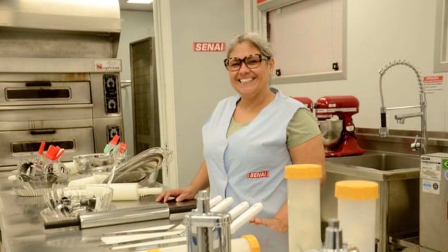 Instrutora do Senai na cozinha móvel equipada com utensílios e fornos durante curso de panetone em Várzea Paulista.