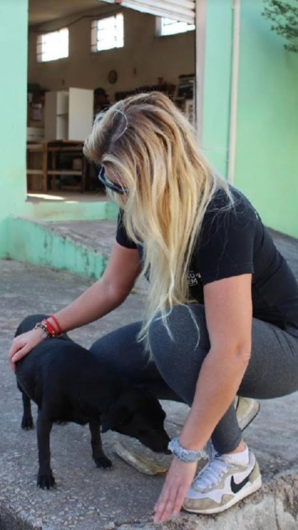 dani fogaça com cachorro preto