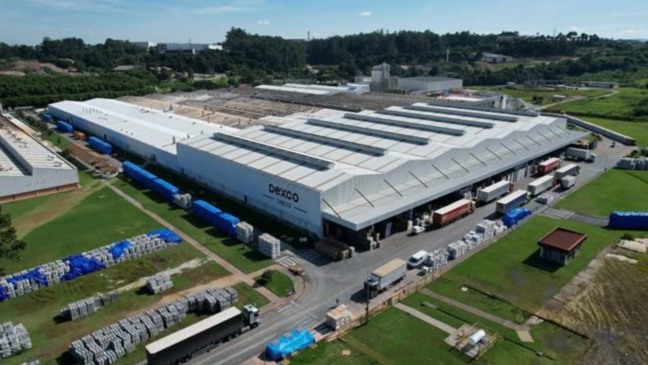 Vista aérea da fábrica da Dexco Deca Louças em Jundiaí, onde há 30 vagas abertas para Auxiliar de Operações.