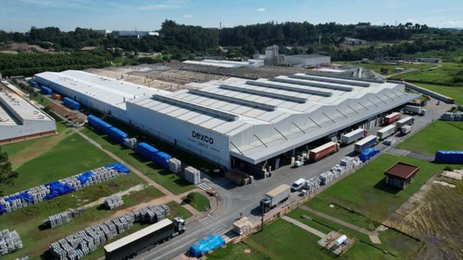 Vista aérea da fábrica da Dexco Deca Louças em Jundiaí, onde há 30 vagas abertas para Auxiliar de Operações.