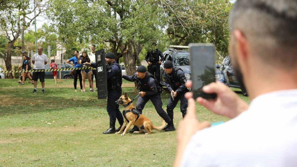 Guarda Municipal de Jundiaí em demonstração com cão do canil durante o Dia das Crianças no Parque da Cidade.
