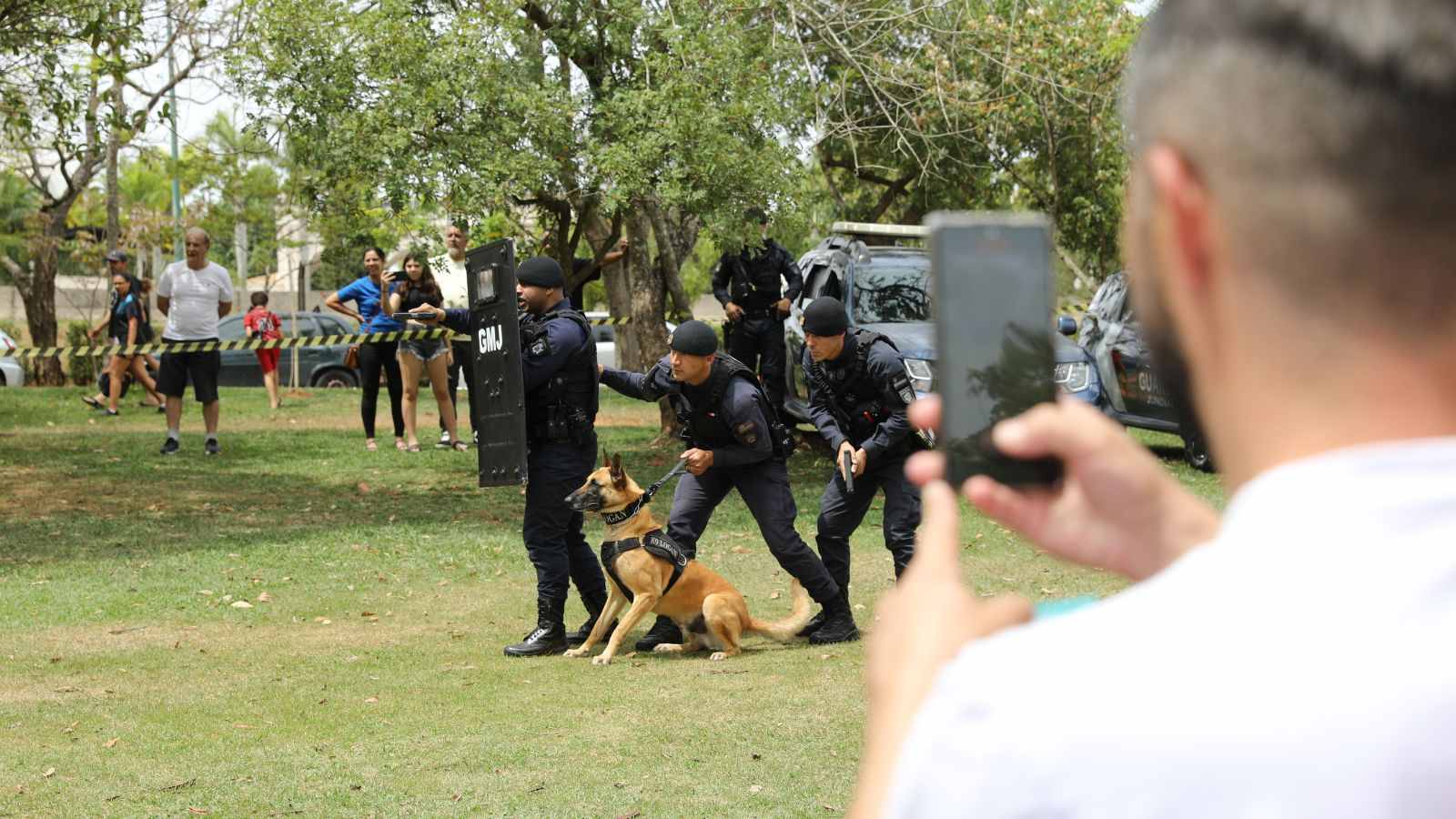 Guarda Municipal de Jundiaí em demonstração com cão do canil durante o Dia das Crianças no Parque da Cidade.