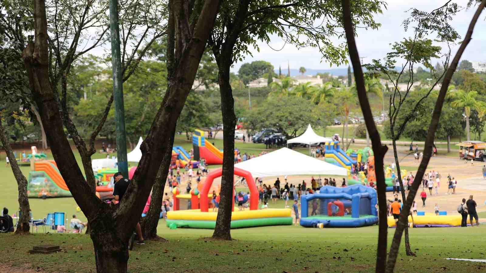 Dia das Crianças em Jundiaí com brinquedos infláveis no Parque da Cidade.