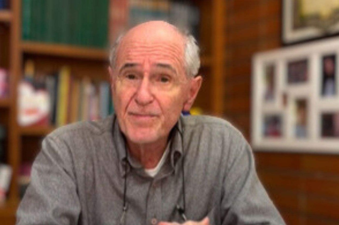 Dr. José Carlos Pereirinha, renomado pediatra e professor de Jundiaí, em seu consultório, cercado por livros e fotografias. Dr. José Carlos Pereirinha, renomado pediatra e professor de Jundiaí, em seu consultório, cercado por livros e fotografias.