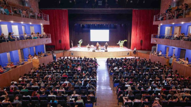 Auditório do Teatro Polytheama cheio de educadores durante evento de formação sobre educação inclusiva em Jundiaí.