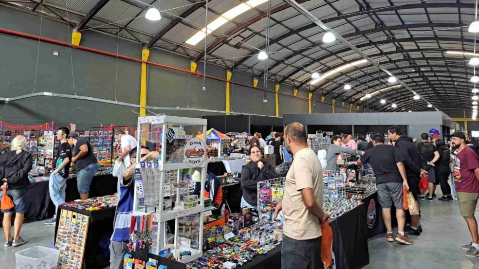Público visita estandes com carros em miniatura no Encontro de Colecionadores em Jundiaí, dentro do Pátio Cica Shopping. Público visita estandes com carros em miniatura no Encontro de Colecionadores em Jundiaí, dentro do Pátio Cica Shopping.