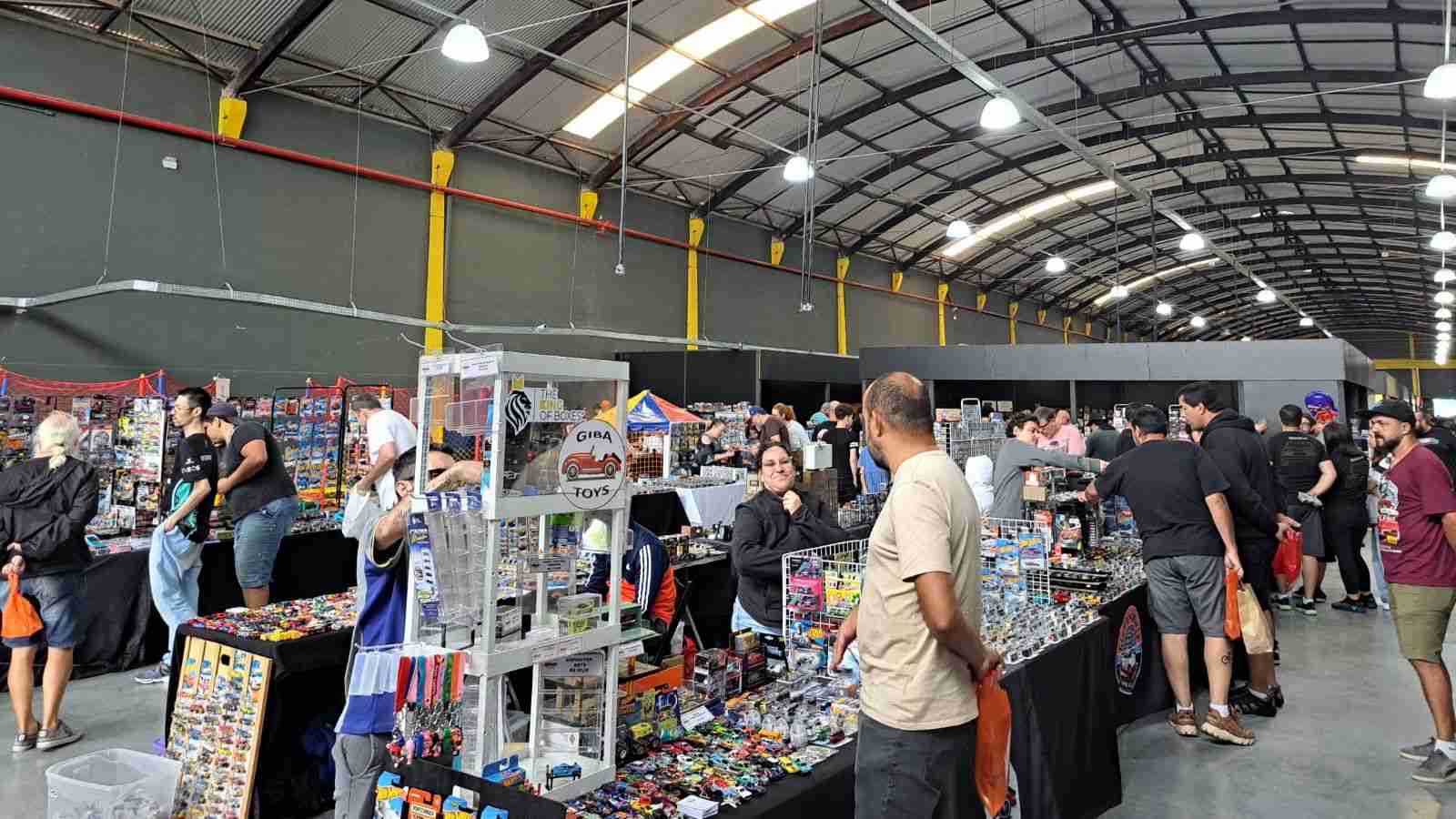 Público visita estandes com carros em miniatura no Encontro de Colecionadores em Jundiaí, dentro do Pátio Cica Shopping.